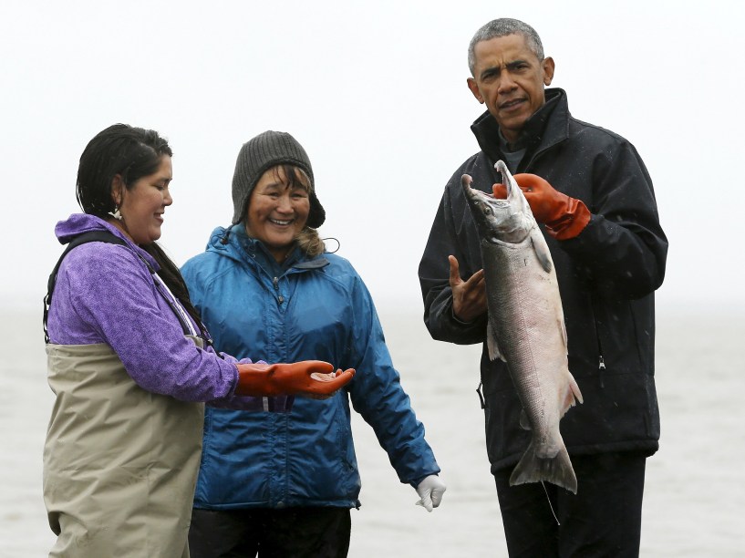 Presidente dos EUA, Barack Obama segura um salmão enquanto conversa com pescadores artesanais na costa do rio Nushagak em Dillingham, no Alasca - 02/09/2015