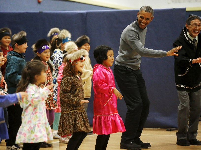 Presidente dos EUA, Barack Obama executa a dança tradicional Yupik em uma escola em Dillingham, no Alasca - 02/09/2015