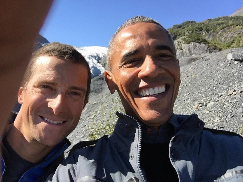 Barack Obama posta selfie com o apresentador Bear Grylls
