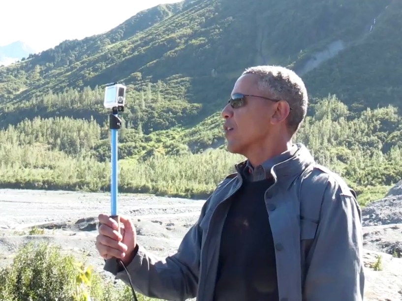 Barack Obama segura um pau de selfie enquanto grava vídeo durante visita ao Alasca - 02/09/2015