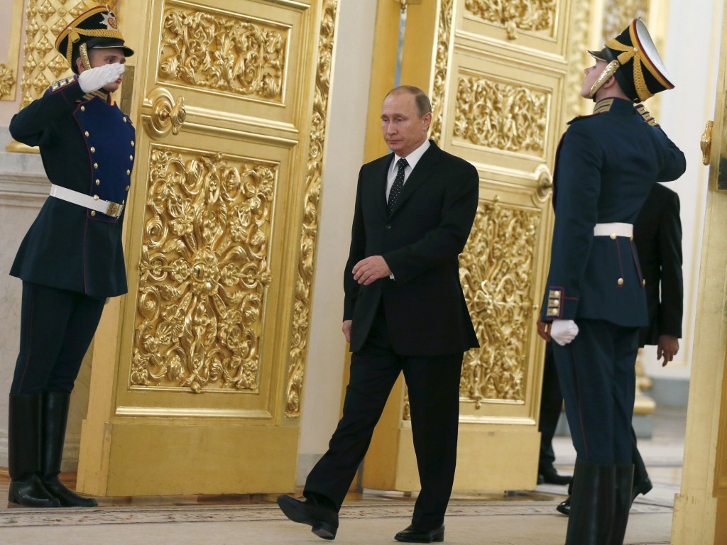 Presidente russo Vladimir Putin caminha entre os guardas de honra enquanto se dirige para uma cerimônia no Kremlin em Moscou - 26/11/2015