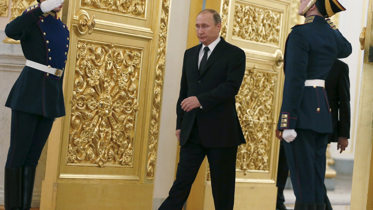 Presidente russo Vladimir Putin caminha entre os guardas de honra enquanto se dirige para uma cerimônia no Kremlin em Moscou - 26/11/2015