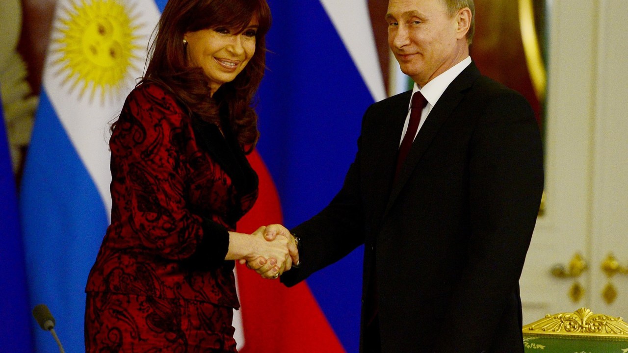 A presidente argentina, Cristina Kirchner, e o presidente russo, Vladimir Putin, apertam as mãos depois de assinar acordos bilaterais no Kremlin, em Moscou - 24/03/2015