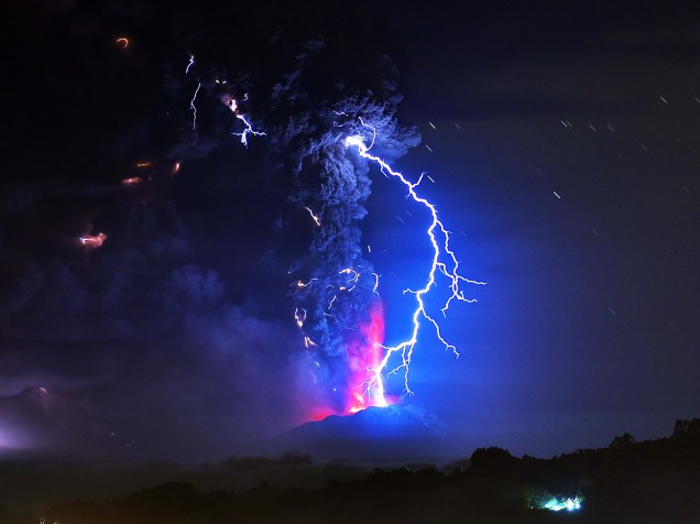 O vulcão Cabulco expele fumaça e causa relâmpagos no céu, nesta quinta-feira (23)
