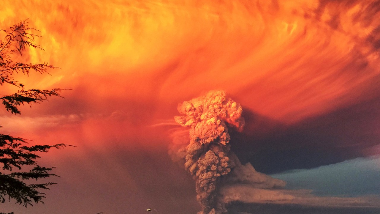Fumaça e cinzas são vistas a partir do vulcão Calbuco nas proximidades da cidade de Puerto Montt no sul do Chile - 22/04/2015