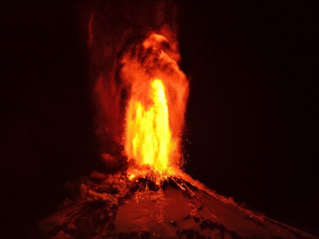<p>O vulcão Villarrica, que se localiza na região de La Araucanía, no sul do Chile, entrou em erupção provocando a evacuação de milhares de pessoas - 03/03/2015</p>