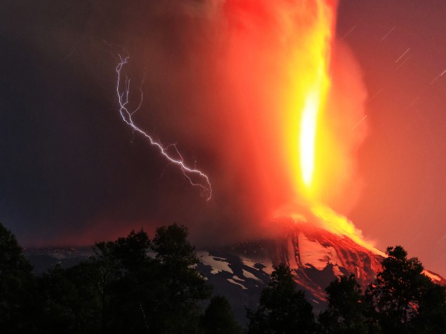 <p>O vulcão Villarrica, que se localiza na região de La Araucanía, no sul do Chile, entrou em erupção provocando a evacuação de milhares de pessoas - 03/03/2015</p>