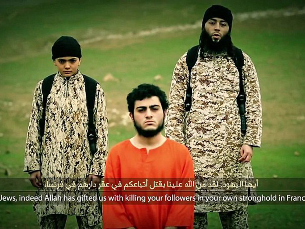 Estado Islâmico divulga vídeo em que um menino executa Muhammad Said Ismail Musallam, acusado de ser um espião do serviço de inteligência israelense