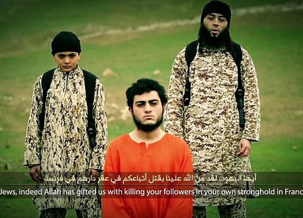 Estado Islâmico divulga vídeo em que um menino executa Muhammad Said Ismail Musallam, acusado de ser um espião do serviço de inteligência israelense