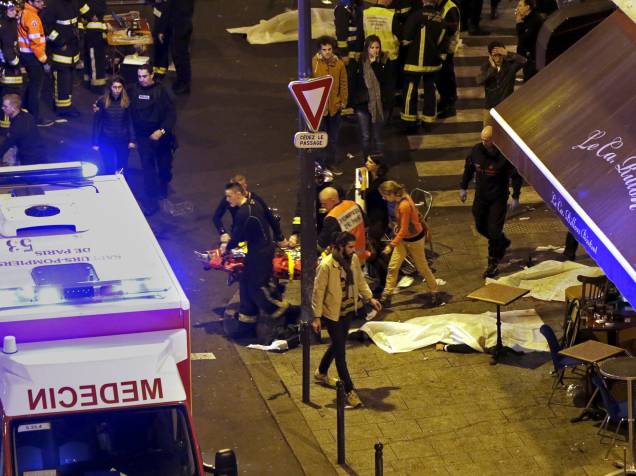 Equipes de regate retiram os corpos de um restaurante na sequência de incidentes de tiro em Paris, França - 13/11/2015