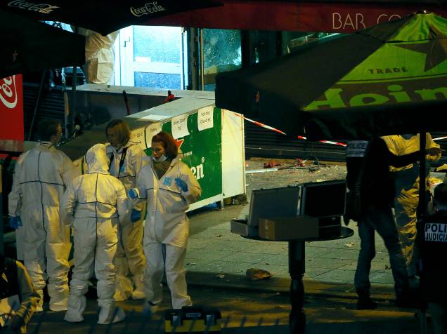 Investigadores trabalham do lado de fora de um bar perto do Stade de France onde explosões foram relatadas durante a partida entre França e Alemanha - 13/11/2015