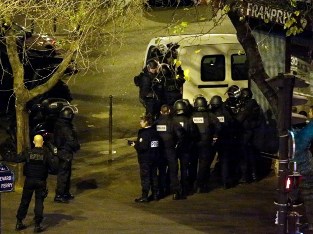 Polícia proteger fecha a praça Jules Ferry no centro de Paris - 13/11/2015