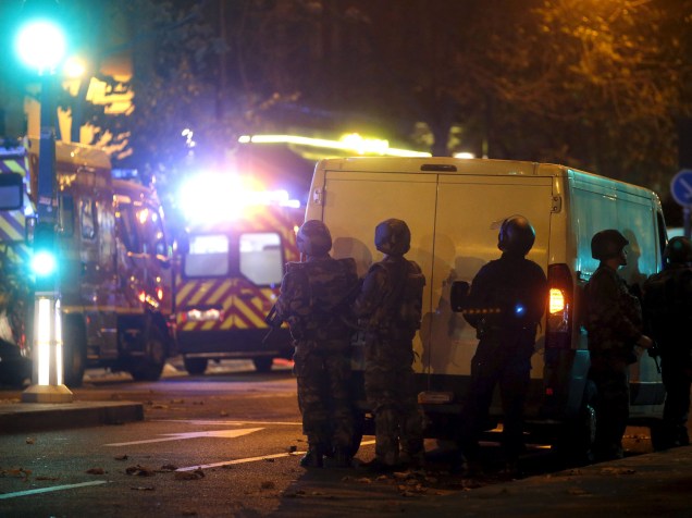 Polícia de choque protege a área perto da sala de concertos Bataclan após um tiroteio em Paris, na França - 13/11/2015