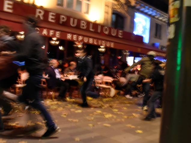 Pessoas correm depois de ouvir explosões e tiros perto da Place de la Republique em Paris - 13/11/2015