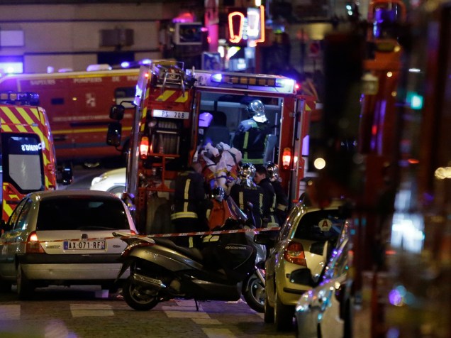 Homem ferido é levado para uma ambulância após uma sequência de tiroteiros e explosões no centro de Paris, na França - 13/11/2015