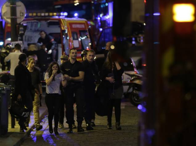 Pessoas são evacuadas após ataque na sala de concertos Bataclan, em Paris - 13/11/2015