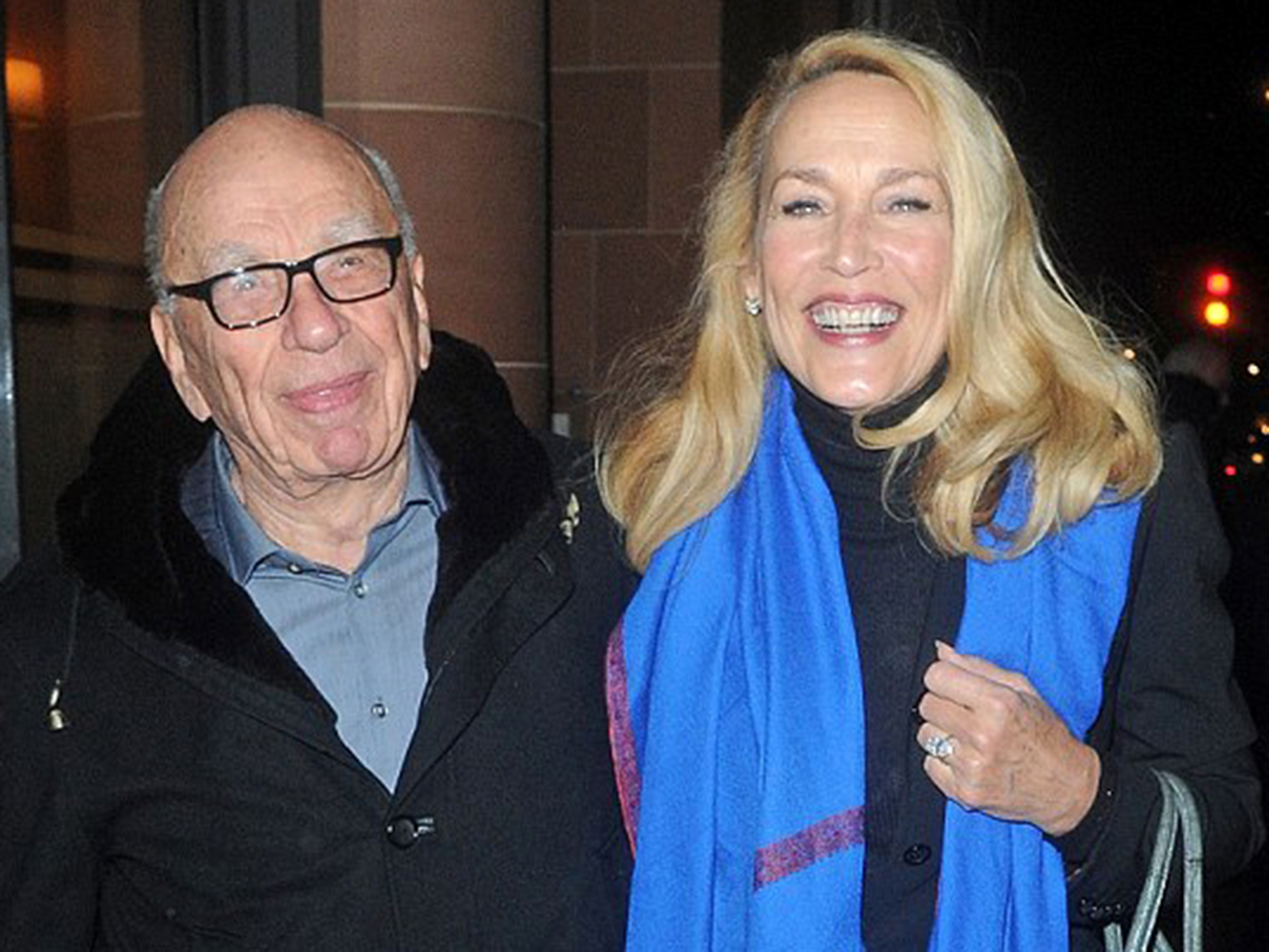 Jerry Hall exibe anel de noivado ao lado de Rupert Murdoch em Londres