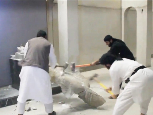<p>Terroristas do grupo ISIS destruíram com as próprias mãos as relíquias que faziam parte do acervo do Museu de Mossul.</p>