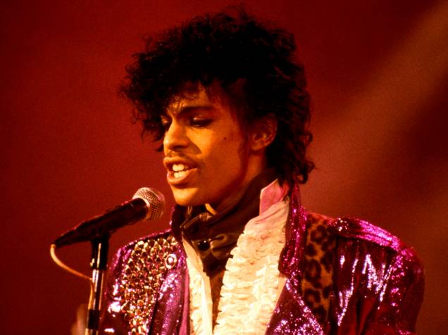 Prince durante show da turnê do disco Purple Rain em Nova York (EUA) no ano de 1984