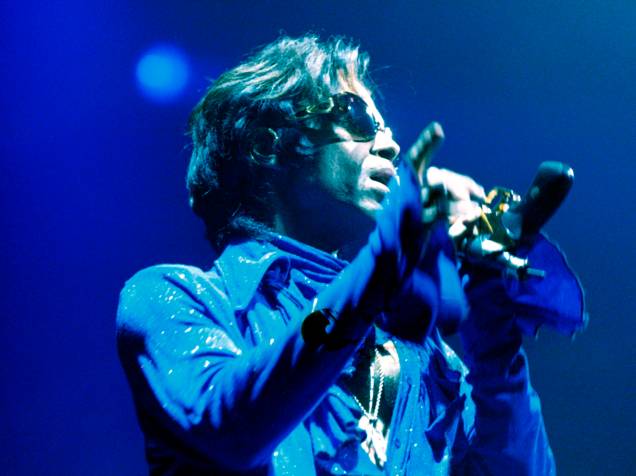 Prince durante apresentação em Roterdã na Holanda em 1998