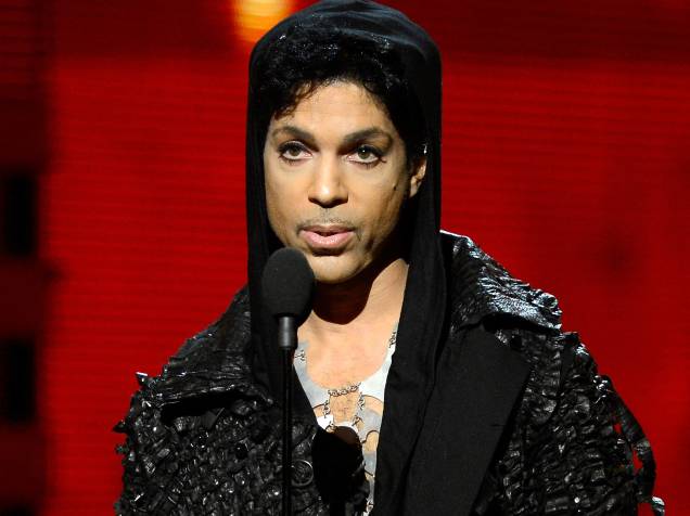 Prince durante apresentação no Grammy em 2013