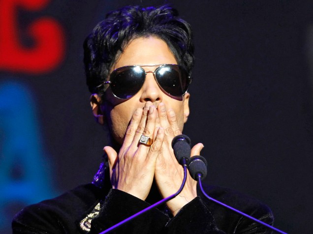Prince durante apresentação no Teatro Apollo em Nova York em 2010