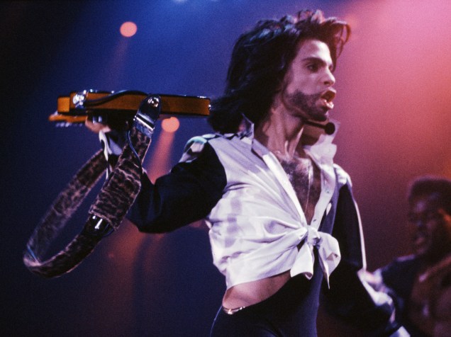 Prince durante show no Reino Unido em 1985