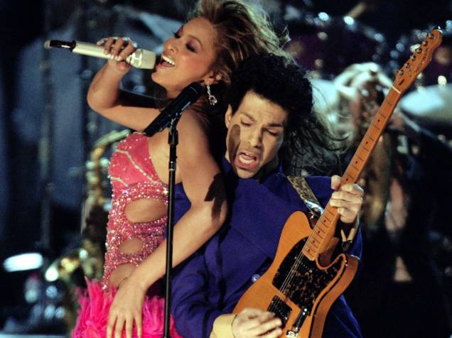 Prince se apresenta ao lado da cantora Beyoncé durante a premiação do Grammy em 2004