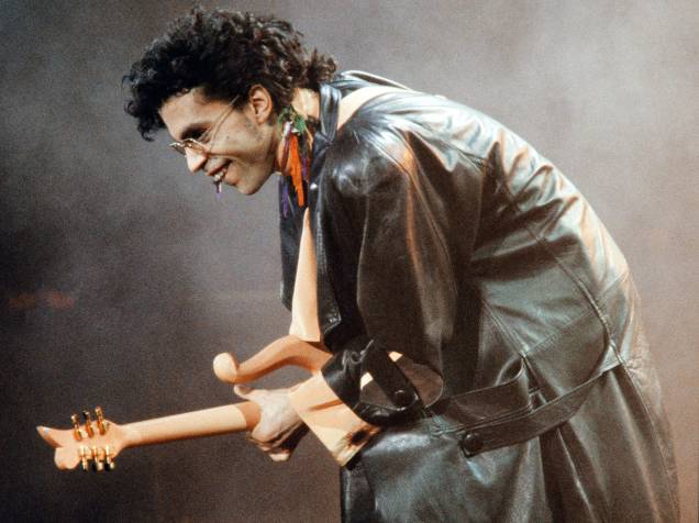 Prince no palco durante show em Paris em 1987