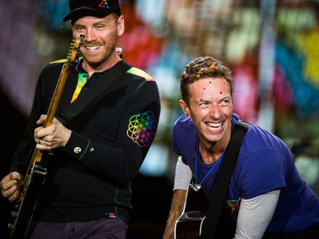 O vocalista Chris Martin e o guitarrista Jonny Buckland durante show do Coldplay no Allianz Parque em São Paulo