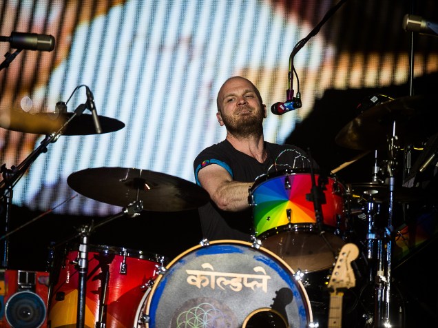 O bateirista Will Champion do Coldplay durante show da turnê A Head Full of Dreams em São Paulo