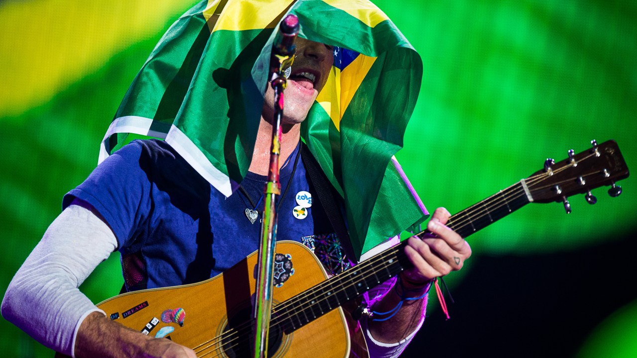 Chris Martin homenageia o Brasil durante show