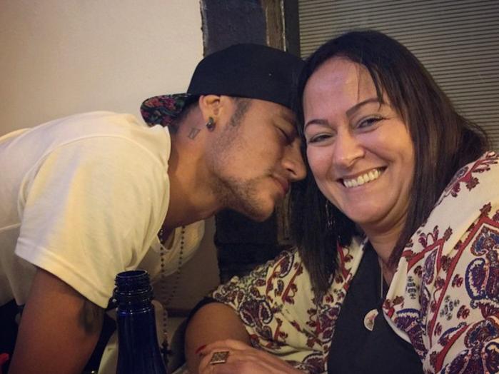 Nadine Gonçalves, a mãe de Neymar, posa com Luis Suárez e Lionel Messi