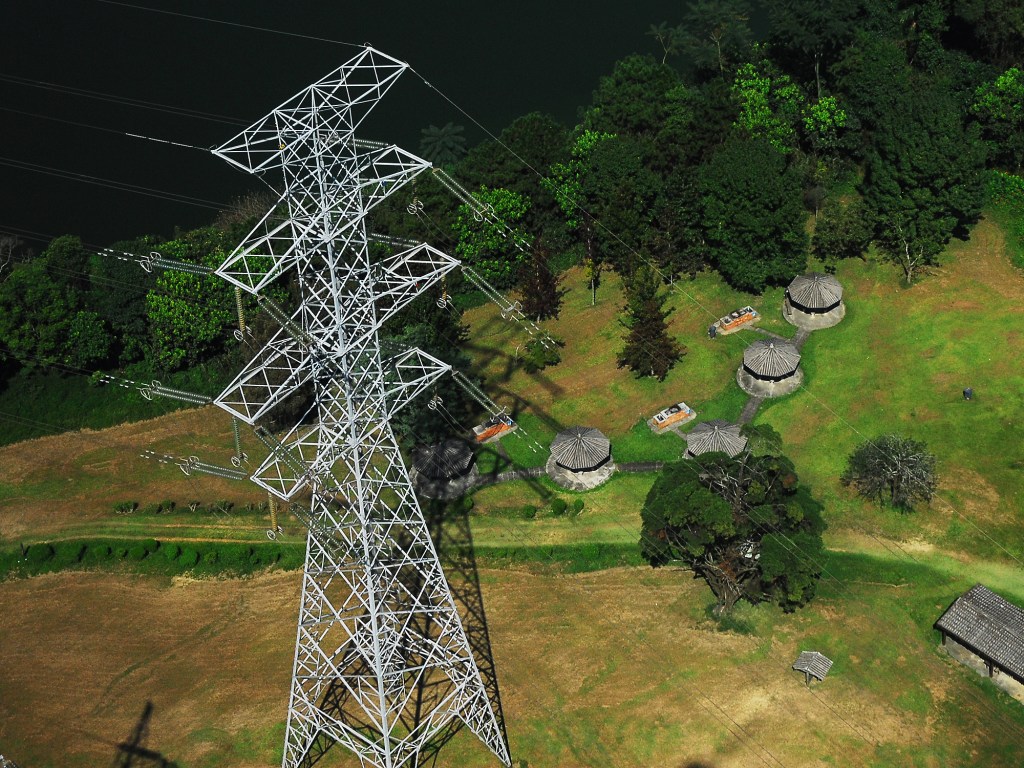 Vista aérea da cidade de São Paulo - Torres de transmissão de energia elétrica