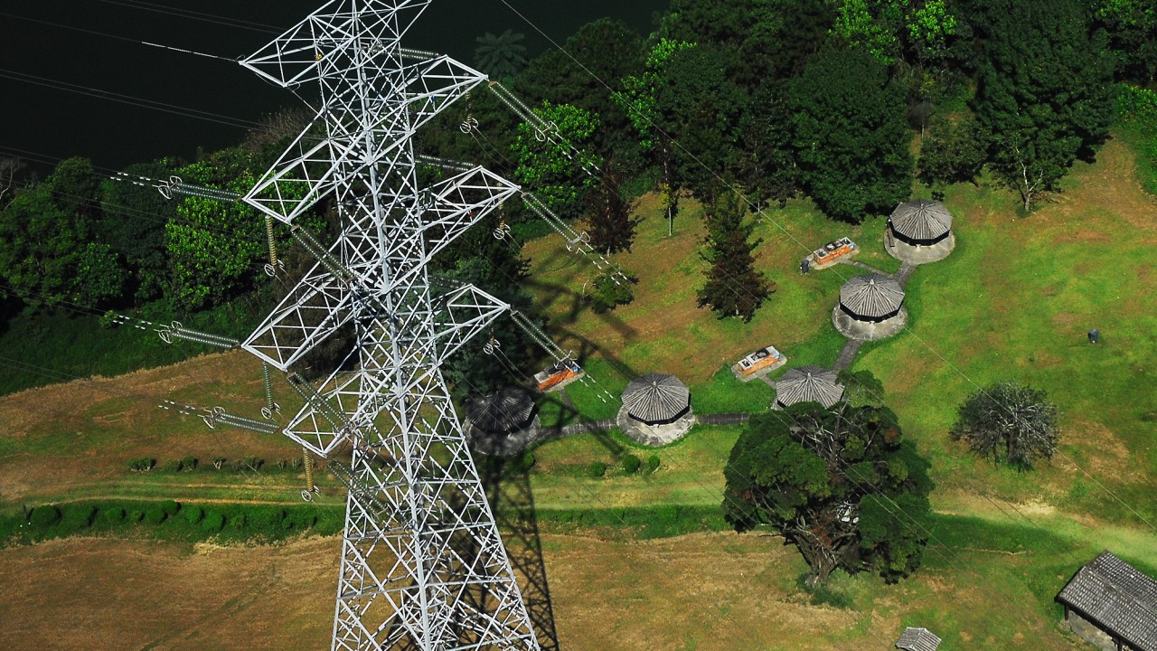 Vista aérea da cidade de São Paulo - Torres de transmissão de energia elétrica