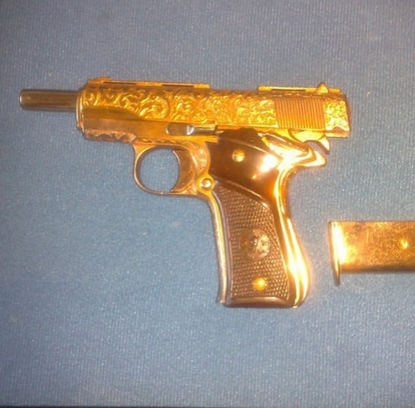 Arma banhada a ouro de um narco ostentação