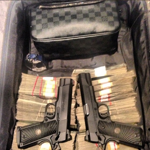 Armas e dinheiro de um narco ostentação