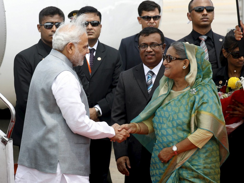 O primeiro-ministro da Índia, Narendra Modi, cumprimenta a primeira-ministra de Bangladesh, Sheikh Hasina