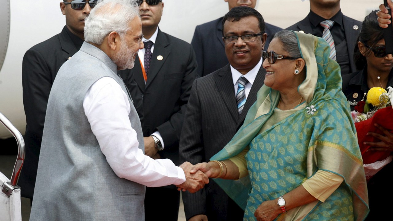 O primeiro-ministro da Índia, Narendra Modi, cumprimenta a primeira-ministra de Bangladesh, Sheikh Hasina