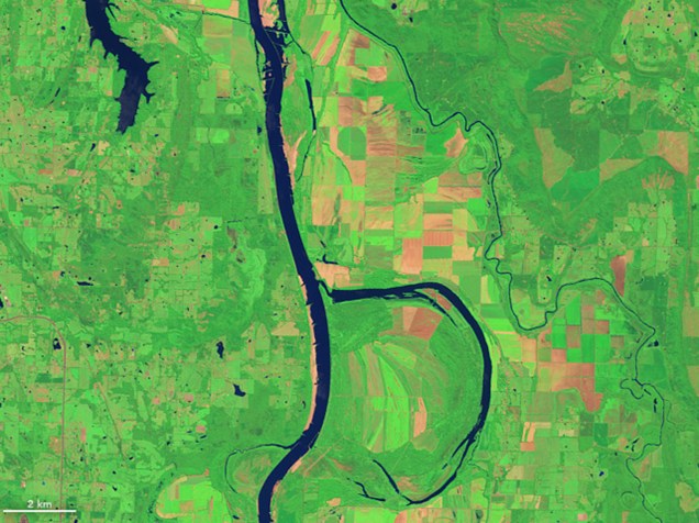 <p>Letra "B": O satélite Landsat 8 fotografou o rio Arkansas em 4 de agosto de 2014, em uma imagem que lembra a letra B.</p>