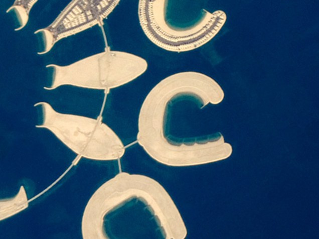 <p>Letra "C": A imagem de uma ilha artificial na porção Sul do Bahrein foi feita por um astronauta em 23 de janeiro de 2011</p>