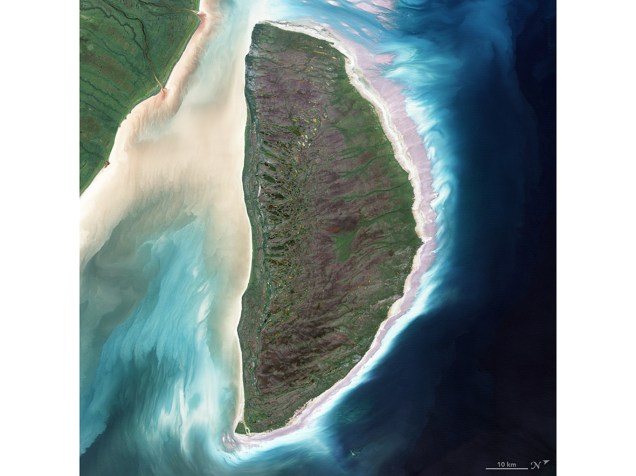 <p>Letra "D": O satélite Landsat 7 fez a fotografia da ilha Akimiski, na Baía James, no Canadá, em 9 de agosto de 2000</p>