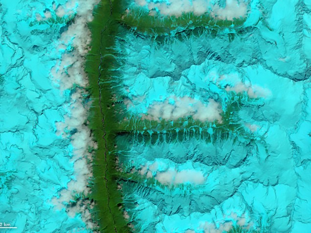 <p>Letra "F": Vales e cadeias de montanhas cobertas de neve no Sudeste do Tibete foram fotografadas pelo satélite Landsat 8, em 4 de agosto de 2014</p>