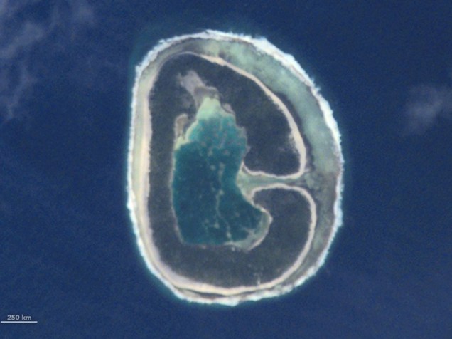 <p>Letra "G": A Ilha Pinaki, na Polinésia Francesa, foi vista por astronautas da ISS em abril de 2001</p>