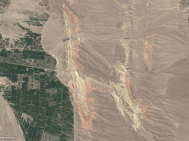 <p>Letra "H": O satélite Landsat 8 fotografou em 30 de agosto de 2014 cordilheiras no Sudoeste do Quirguistão formando a letra "H"</p>