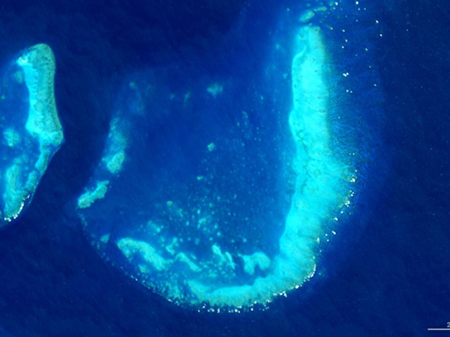 <p>Letra "J": O recife Reef, próximo à Townsville, na Austrália, foi fotografado pelo satélite Landsat 8 em 17 de julho de 2015</p>