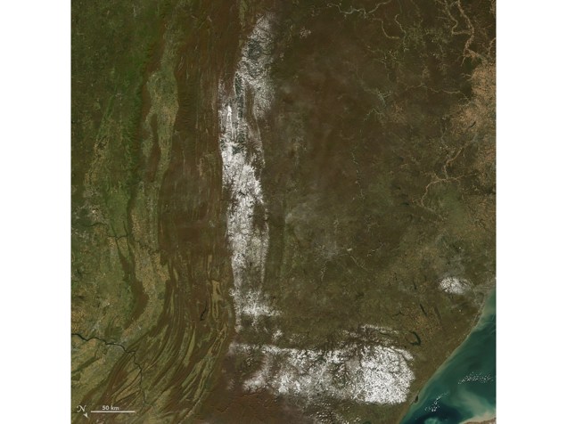 <p>Letra "L": As neves no Nordeste dos Estados Unidos formam um "L" na imagem feita pelo satélite Acqua, em 30 de outubro de 2008</p>