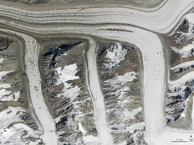 <p>Letra "M": geleiras nas montanhas Tian Shan, no Nordeste do Quirguistão foram fotografadas pelo satélite Landsat 8, em 14 de agosto de 2015</p>