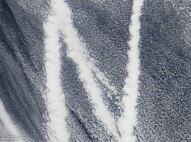 <p>Letra "N": em 4 de março de 2009, o satélite Terra fez a fotografia dos rastros deixados por navios no Oceano Pacífico</p>