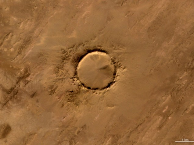<p>Letra "O": uma cratera feita pela queda de um meteorito na Mauritânia foi fotografada pelo satélite Terra, em 24 de janeiro de 2008</p>
